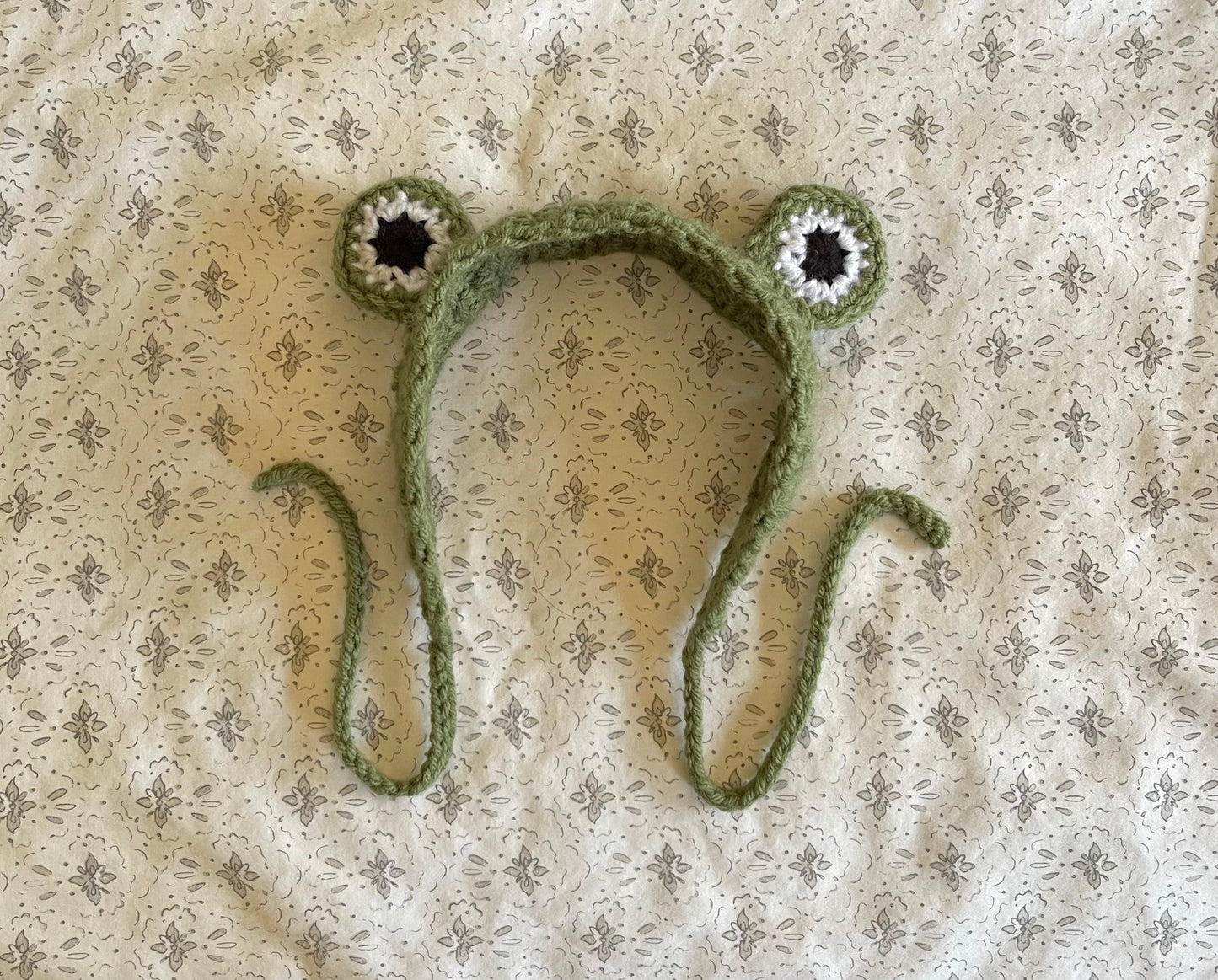 Diadema de rana de ganchillo