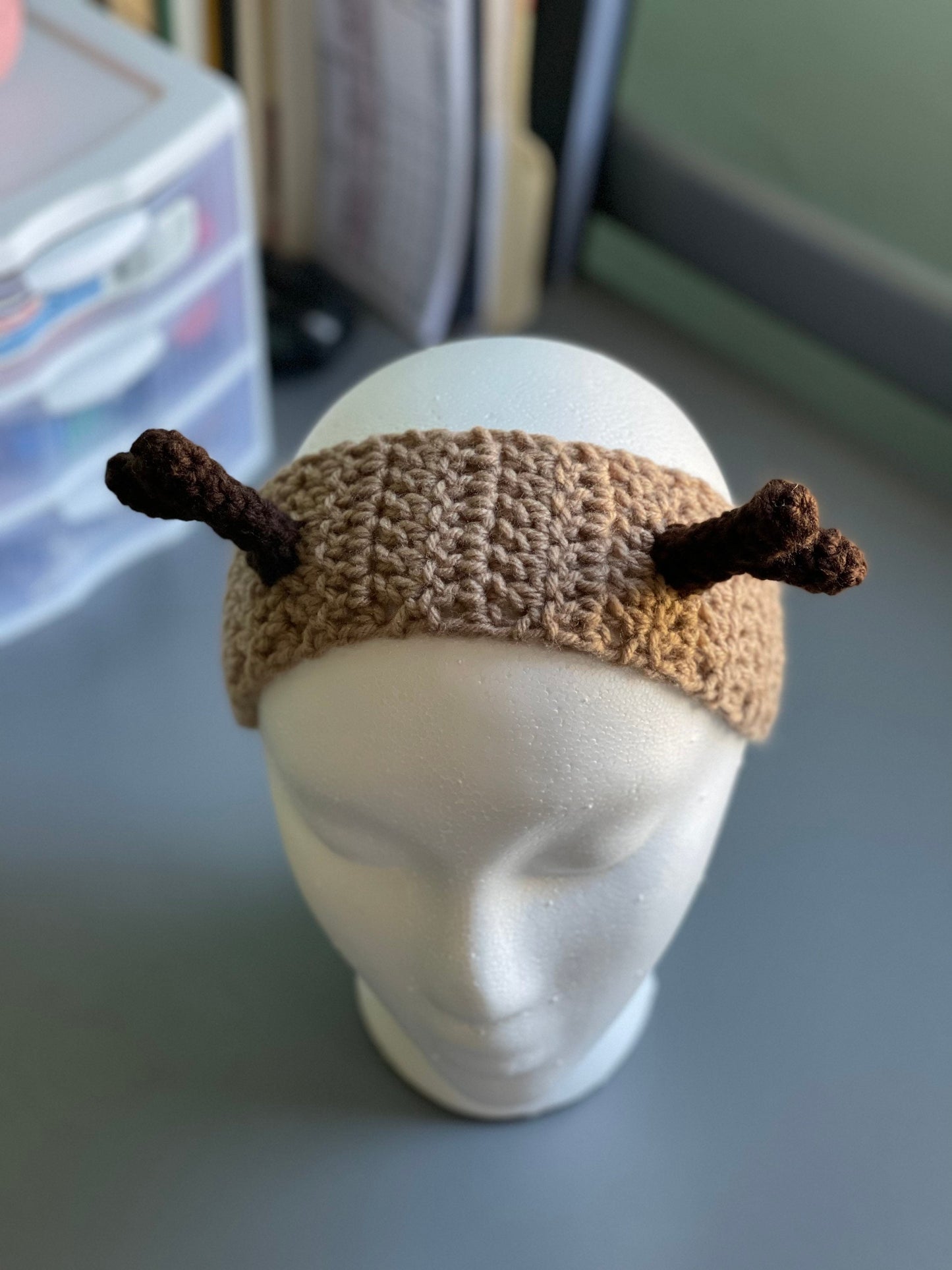 Diadema de reno de ganchillo