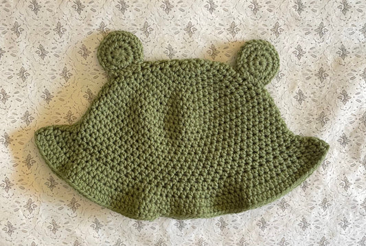 Sombrero de cubo de rana de ganchillo