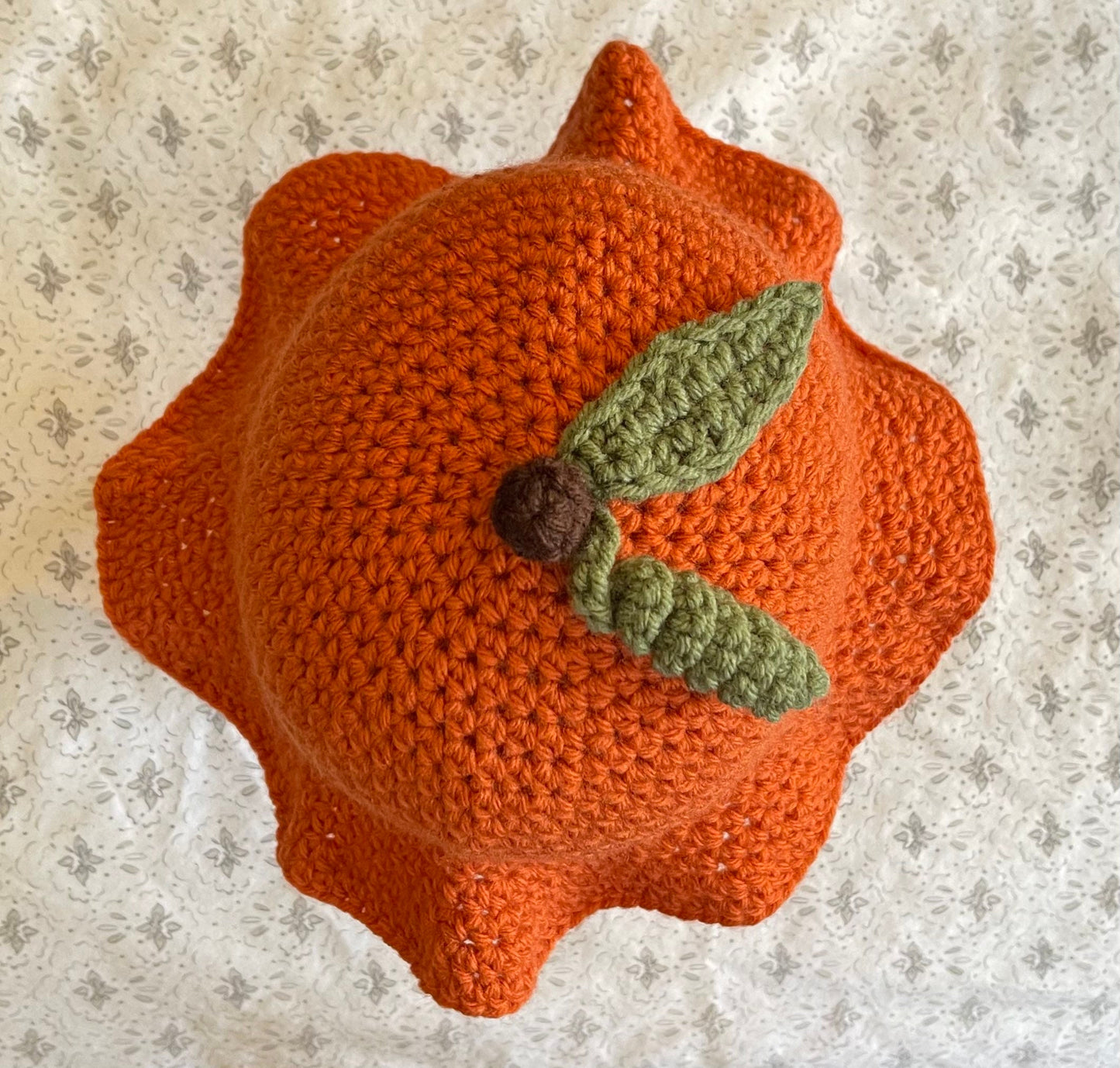 Sombrero de cubo de calabaza de ganchillo