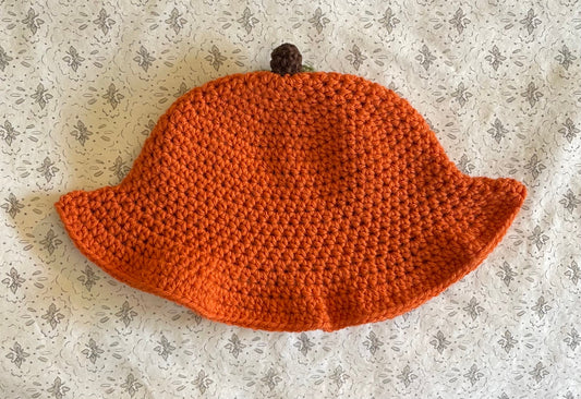 Sombrero de cubo de calabaza de ganchillo