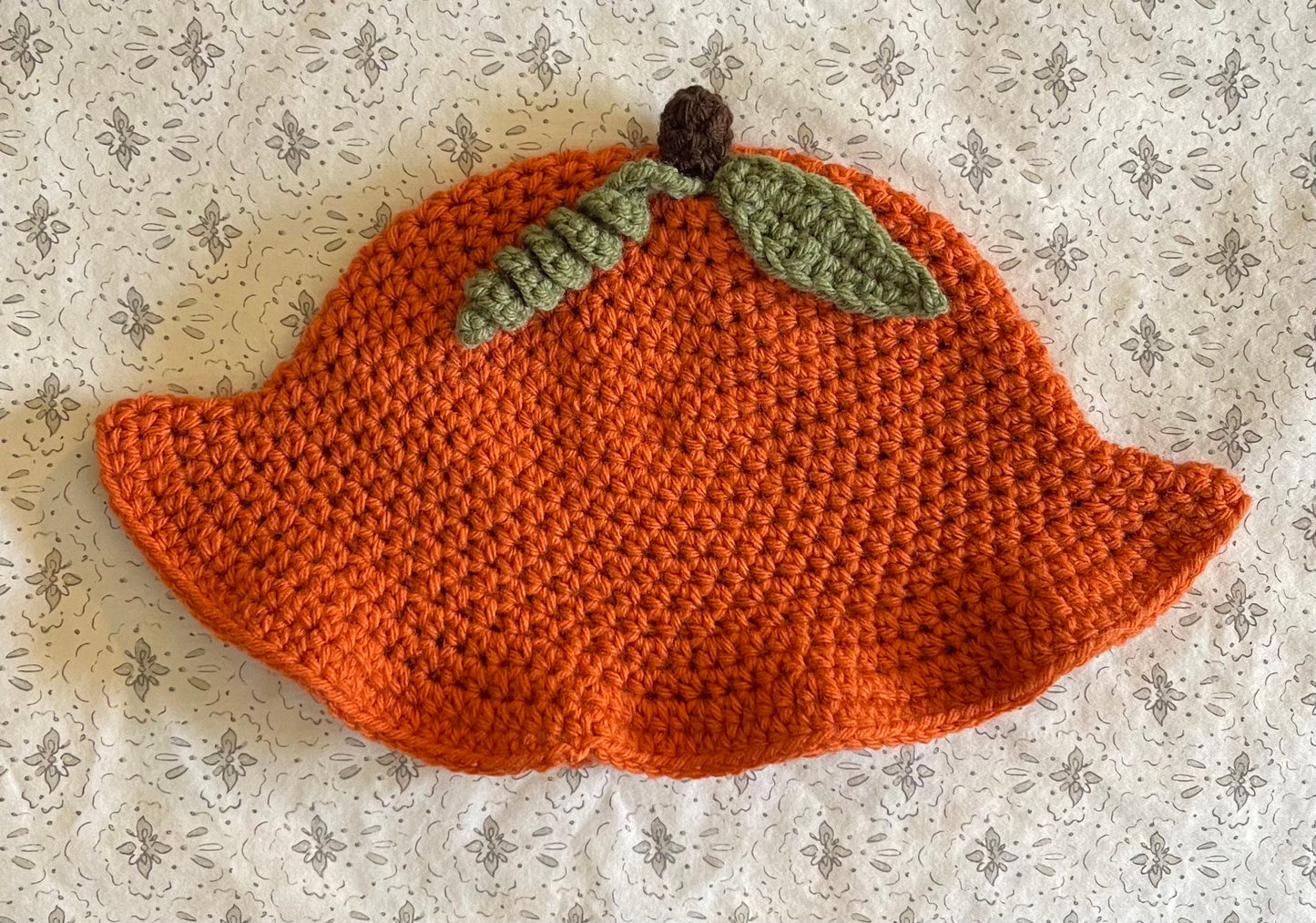 Sombrero de cubo de calabaza de ganchillo