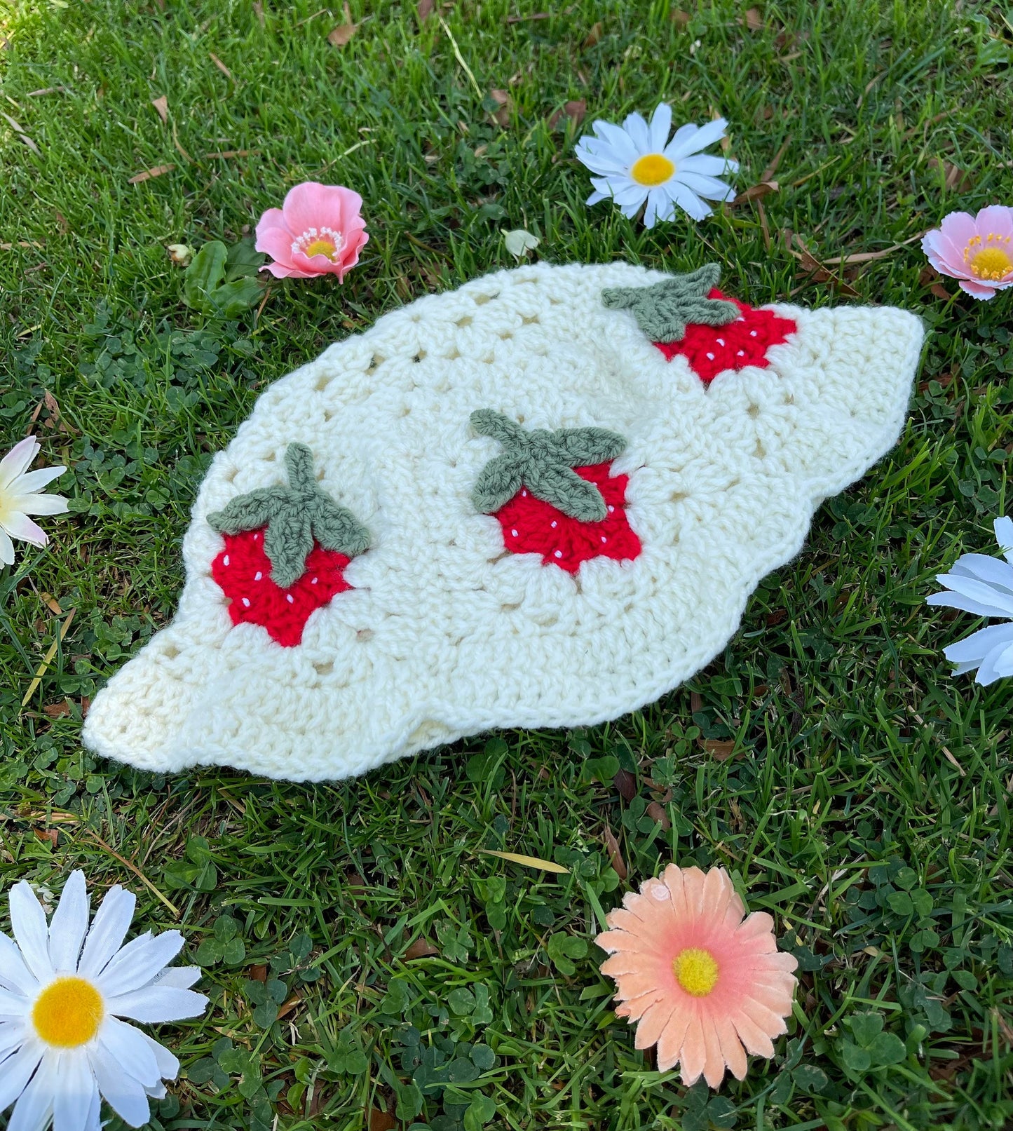 Sombrero de pescador cuadrado de abuela de fresa de ganchillo