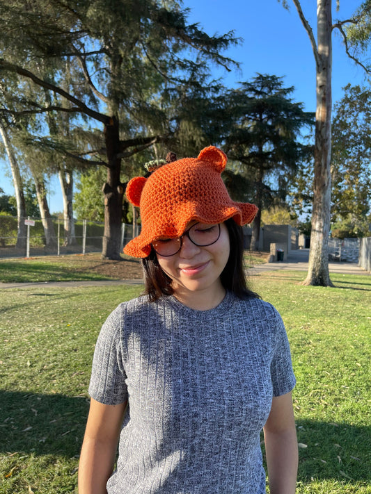 Sombrero de cubo de oso de calabaza de ganchillo