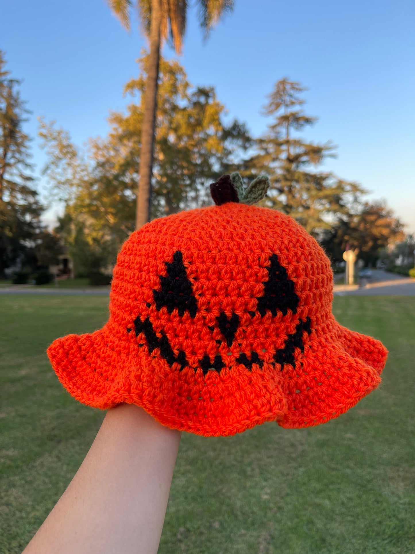 Sombrero de cubo Jack-O-Lantern de ganchillo 