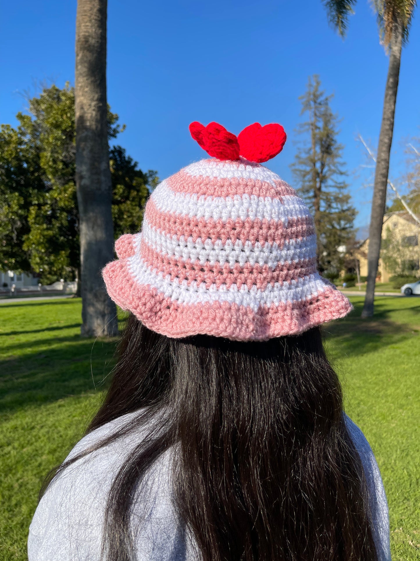 Sombrero de cubo de abeja de San Valentín de ganchillo 