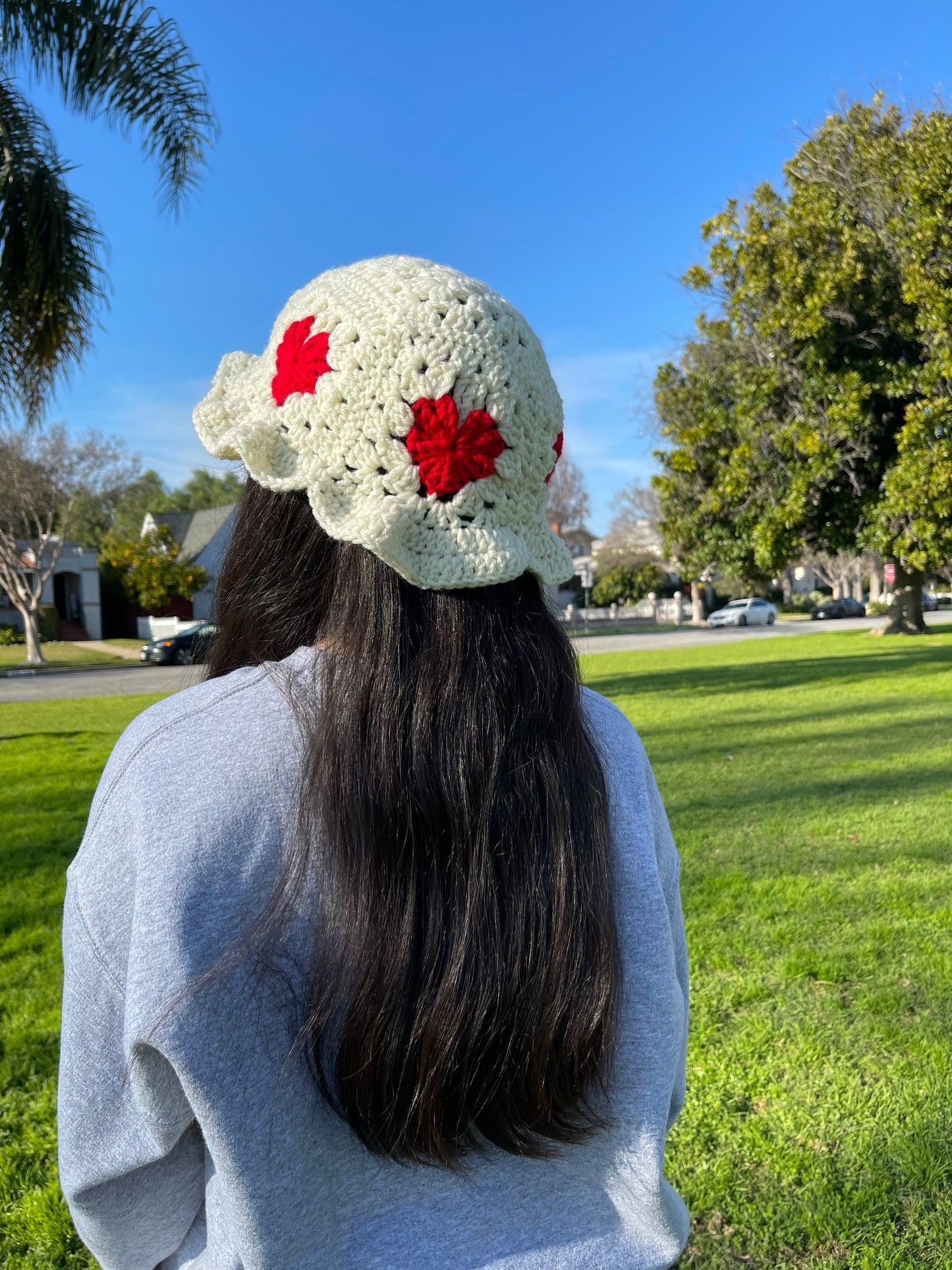 Sombrero de pescador cuadrado de abuela con corazón de crochet 