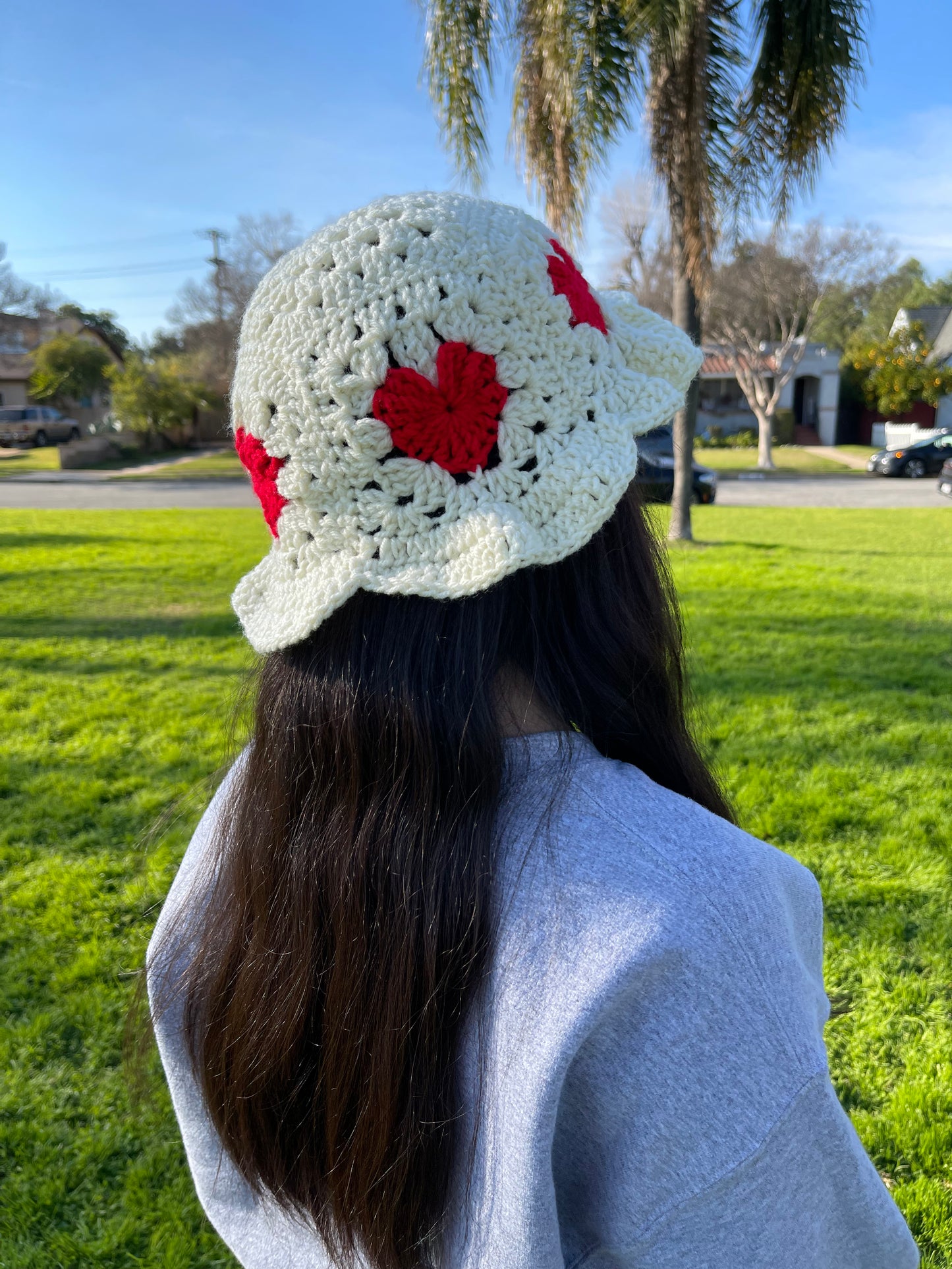 Sombrero de pescador cuadrado de abuela con corazón de crochet 