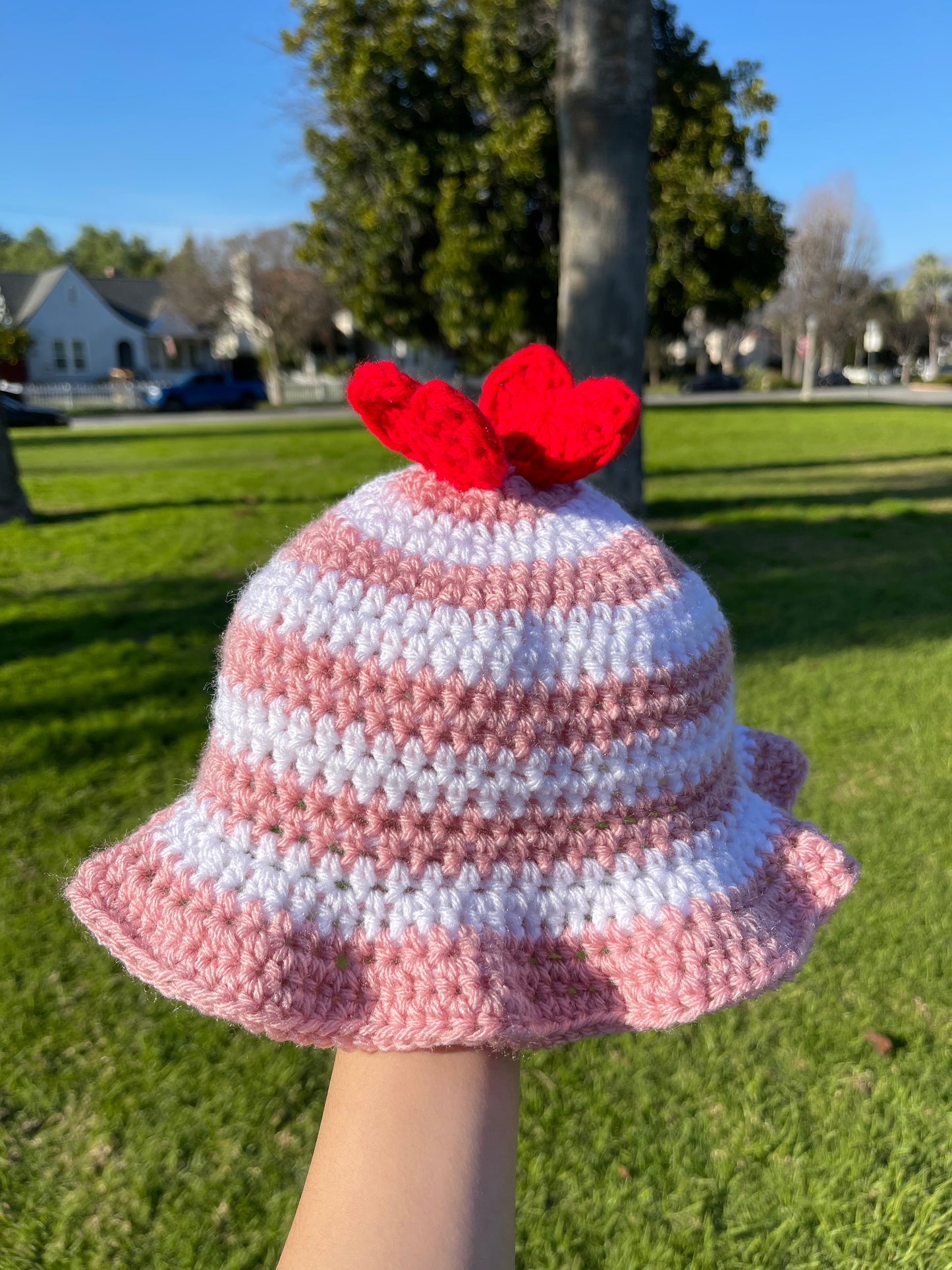 Sombrero de cubo de abeja de San Valentín de ganchillo 