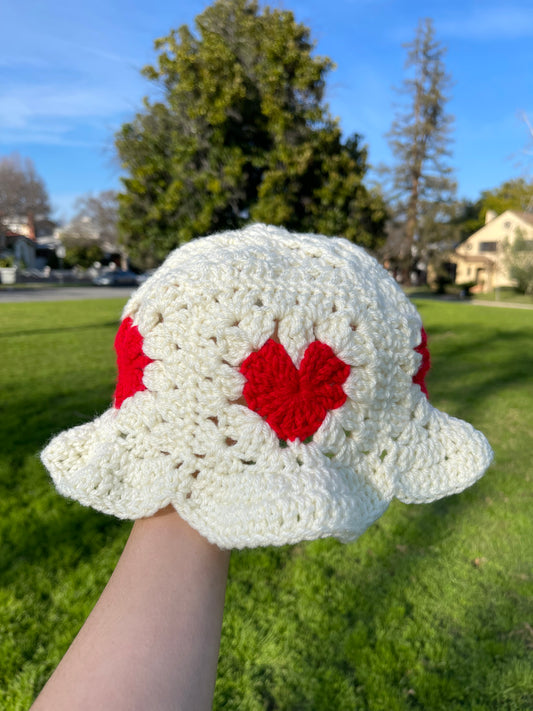 Sombrero de pescador cuadrado de abuela con corazón de crochet 